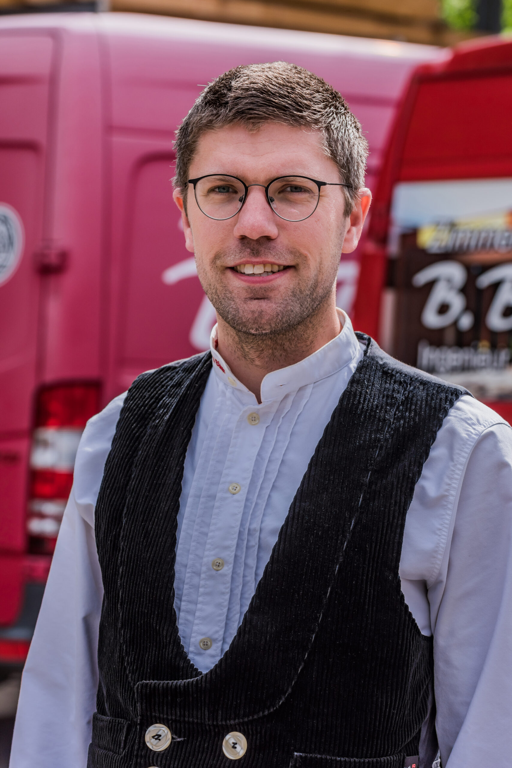 Portraitfoto von Yannik-Bernhard Bäker, Zimmerermeister, Dachdeckermeister & Restaurator im Handwerk.