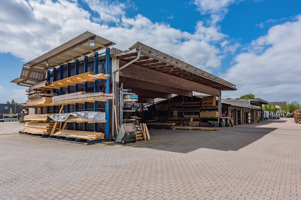 Halle mit Materialien der Zimmerei Bäker