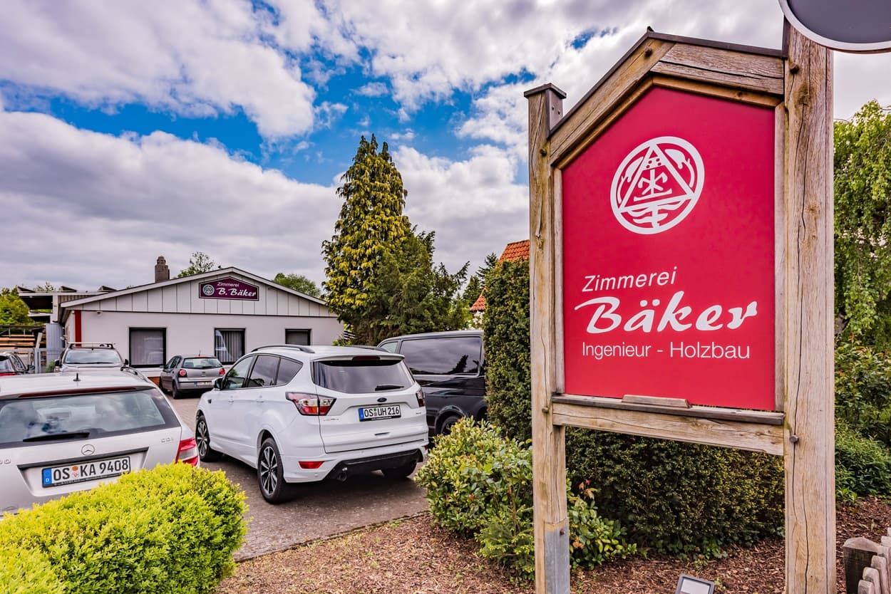 Schild der Zimmerei Bäker.