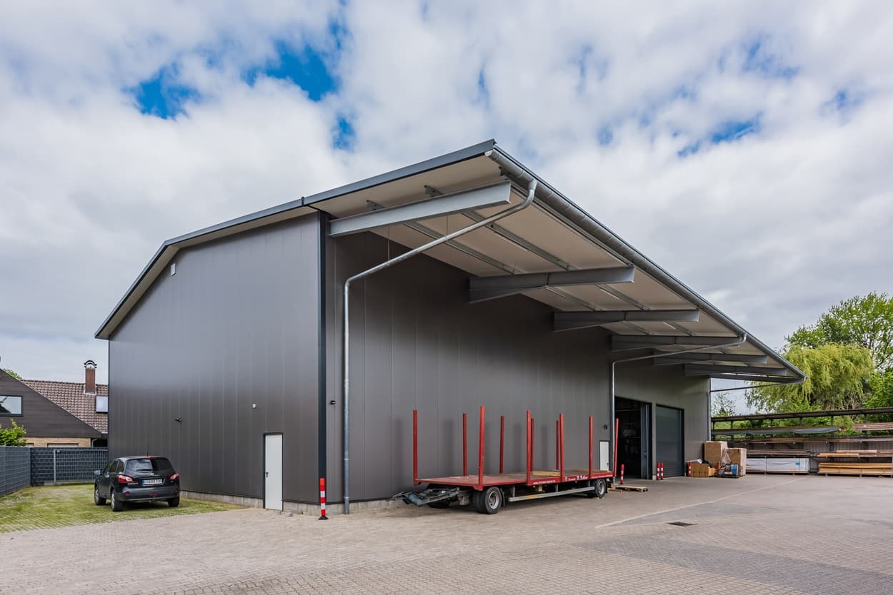 Halle der Zimmerei Bäker von außen.