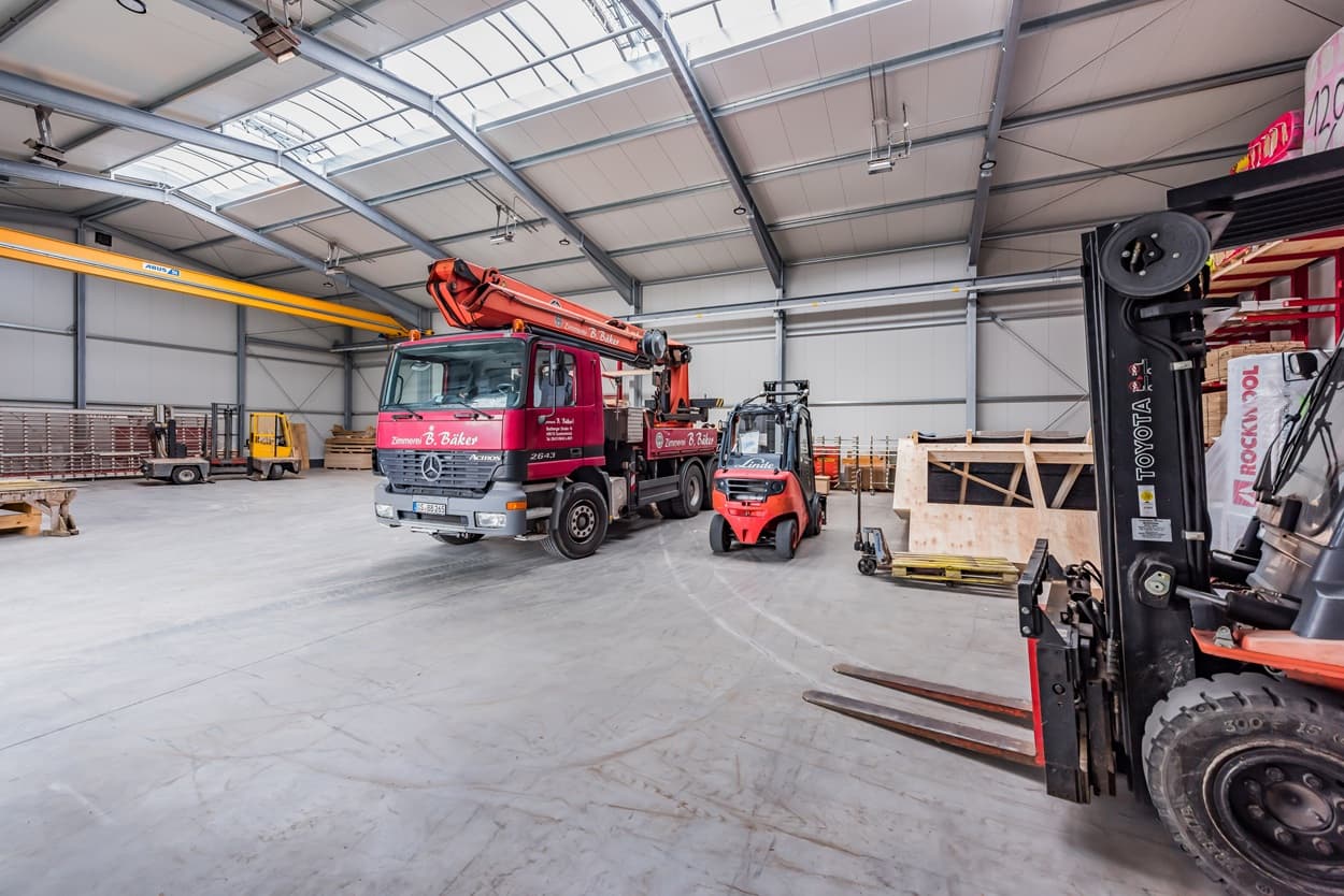 Fahrzeuge der Zimmerei Bäker.