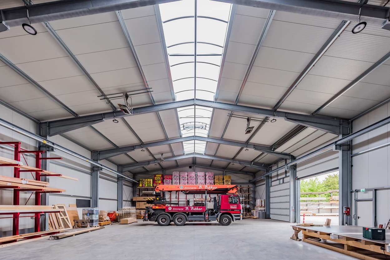 Halle mit Kranwagen der Zimmerei Bäker.